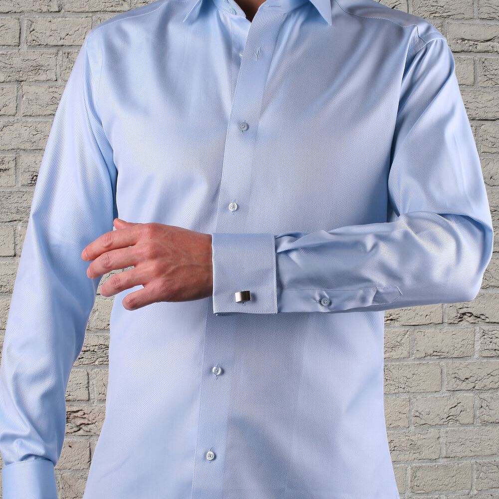 Camisa blanca con cuello patrón gota lila y puños