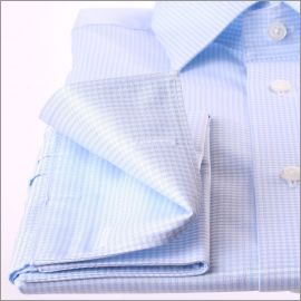 Chemise à petits carreaux bleus et blancs et poignets mousquetaires 