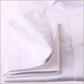 Chemise blanche à poignets mousquetaires, tissu à petits chevrons