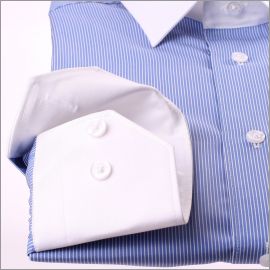 Chemise bleue à fines rayures blanches, col et poignets blancs