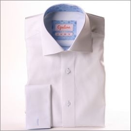 Chemise blanche à col et poignets mousquetaires à motifs circulaires bleus