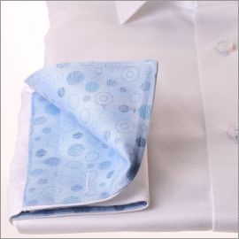 Chemise blanche à col et poignets mousquetaires à motifs circulaires bleus