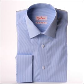 Chemise à fines rayures bleues et blanches et poignets mousquetaires