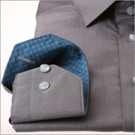 Chemise grise à col et poignets bleu gris à pois
