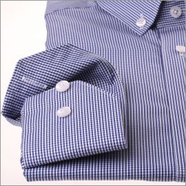 Chemise à petits carreaux blancs et bleu marine à col boutonné