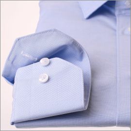 Chemise à fines rayures horizontales bleu clair et blanches