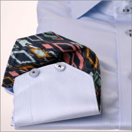 Chemise bleu ciel à col et poignets à motifs multicolores