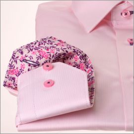 Chemise rose à col et poignets à motifs fleuris violets