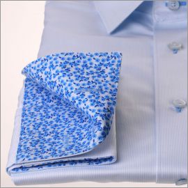 Chemise bleu ciel à col et poignets à motifs fleuris bleus