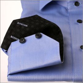 Chemise bleue à col et poignets à motifs étoiles noires