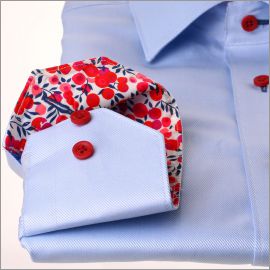 Chemise bleu ciel à col et poignets à motifs fleuris rouges