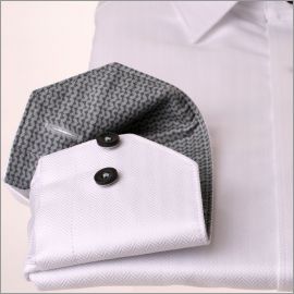 Chemise blanche à col et poignets à motifs zig zag gris