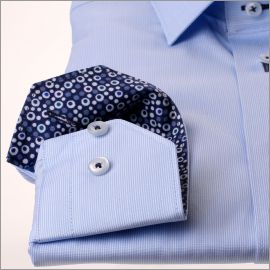 Chemise bleue à col et poignets bleu à bulles