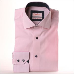 Chemise à fines rayures roses à col et poignets à motifs bleu marine