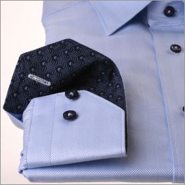 Chemise bleue à col et poignets à motifs bleu marine