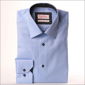 Chemise bleue à col et poignets noirs à motifs gris