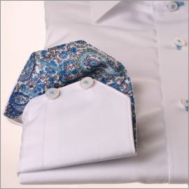 Chemise blanche à col et poignets à arabesques bleues