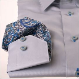 Chemise grise à col et poignets à arabesques bleues
