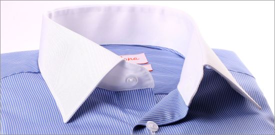 Chemise bleue à fines rayures blanches, col et poignets blancs