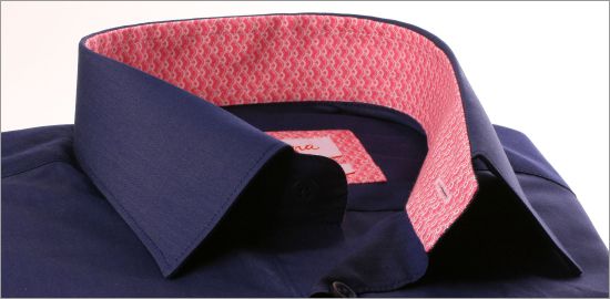 Chemise bleu marine à col et poignets à motifs roses