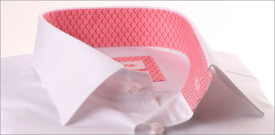 Chemise blanche à col et poignets mousquetaires à motifs roses