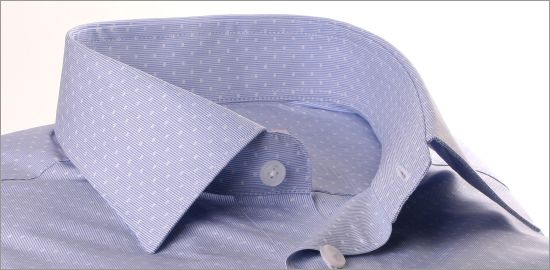 Chemise à fines rayures bleues avec des motifs blancs tissés à poignets mousquetaires