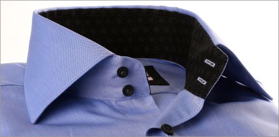 Chemise bleue à col et poignets à motifs étoiles noires