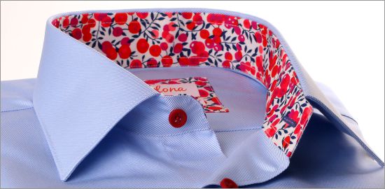 Chemise bleu ciel à col et poignets à motifs fleuris rouges