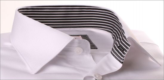 Chemise blanche à col et poignets à rayures noires