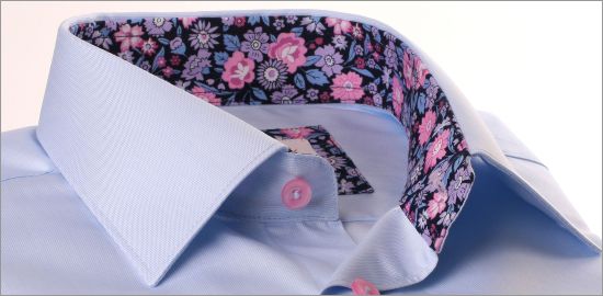 Chemise bleu ciel à col et poignets à fleurs roses et violettes