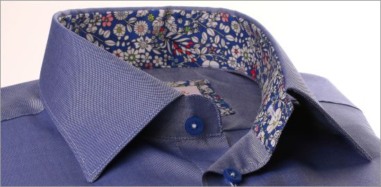 Chemise oxford bleu foncé à col et poignets à fleurs bleues