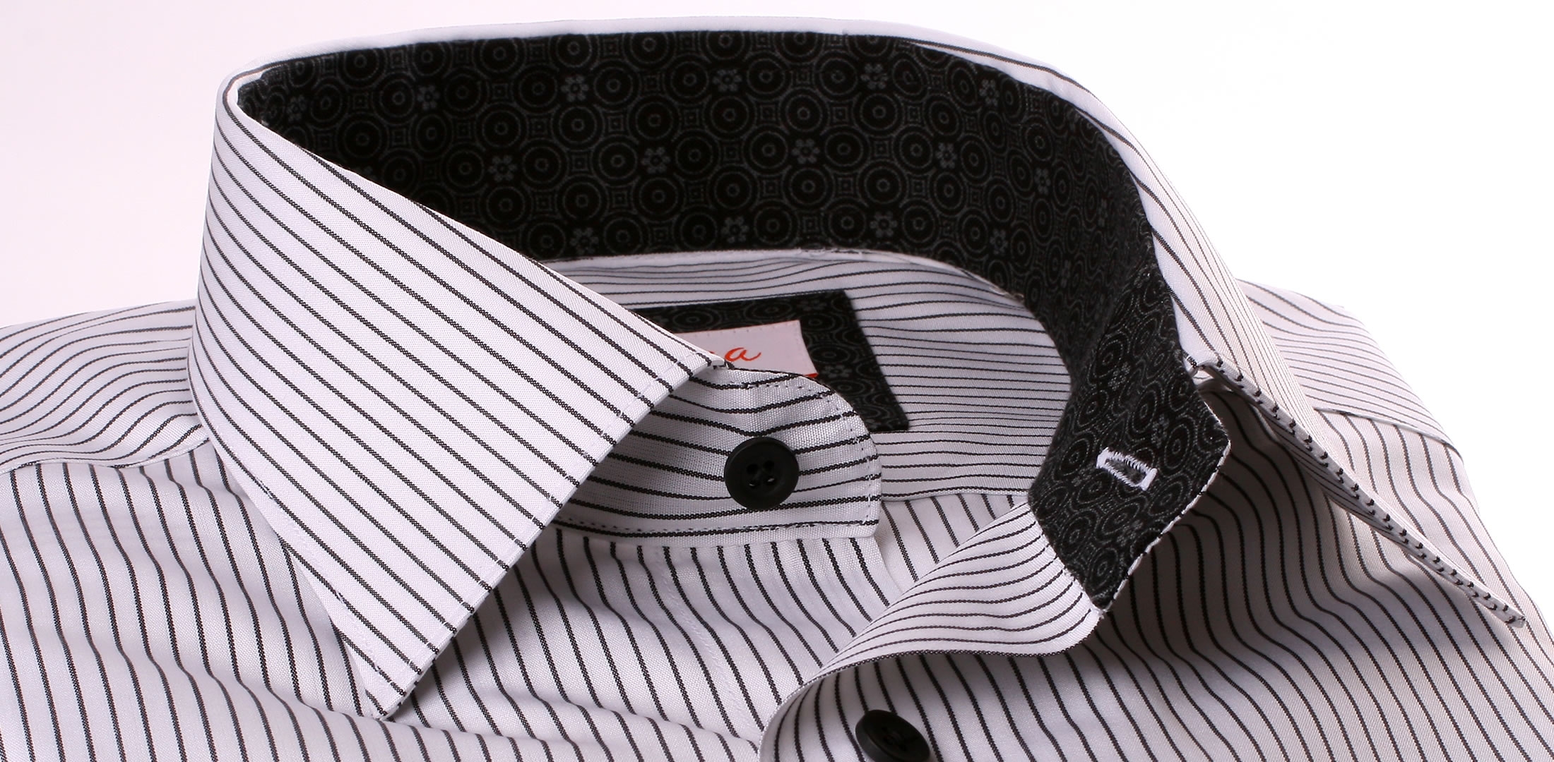 Weißes Hemd mit schwarzen Streifen, grau und schwarz Muster Kragen und  Manschetten