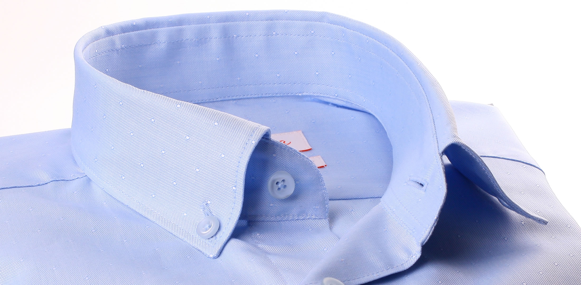 Botón azul camisa de cuello hacia abajo con pequeños puntos azules