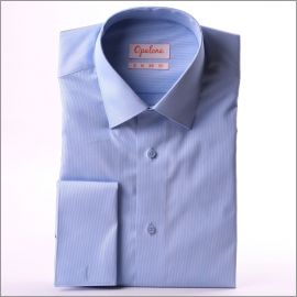 Chemise bleue à fines rayures blanches et poignets mousquetaires