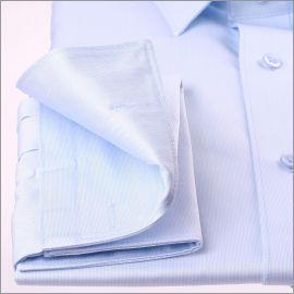 Chemise bleu clair tissu gabardine à poignets mousquetaires