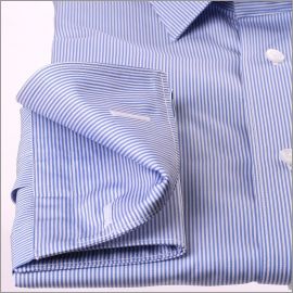 Chemise à fines rayures bleues et blanches et poignets mousquetaires