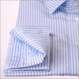 Chemise à rayures blanches et bleu clair et poignets mousquetaires