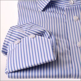 Chemise à rayures blanches et bleues