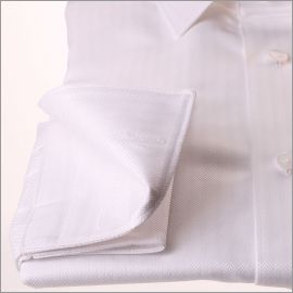 Chemise blanche à poignets mousquetaires, tissu à chevrons