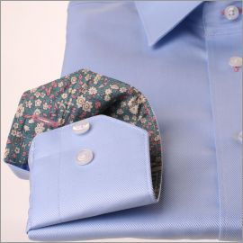 Chemise bleue à col et poignets gris à fleurs