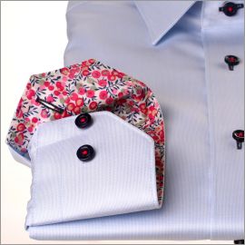 Chemise bleu ciel avec col et poignets à baies roses