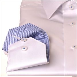 Chemise blanche à col et poignets à rayures bleues