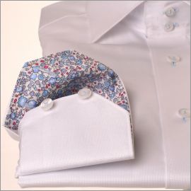 Chemise blanche à col et poignets fleuris bleus