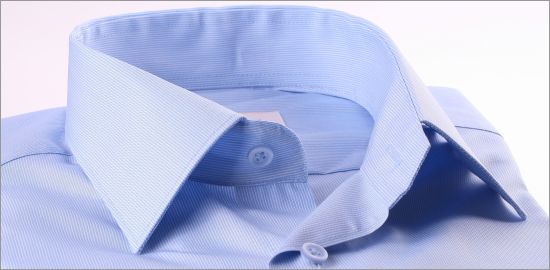 Chemise bleue à fines rayures blanches et poignets mousquetaires