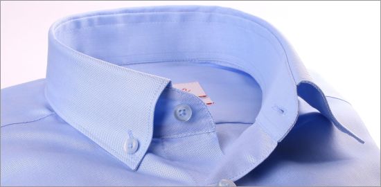Chemise bleue à col boutonné