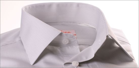 Chemise à fines rayures blanches et gris clair