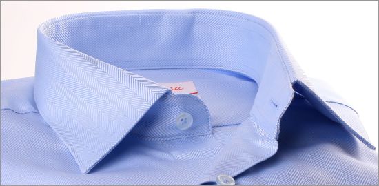 Chemise bleu clair à poignets mousquetaires, tissu à chevrons