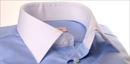 Chemise oxford bleue à col blanc et poignets mousquetaires