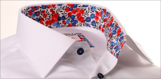 Chemise blanche à col et poignets à motifs fleuris rouges et bleus