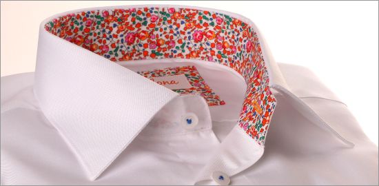 Chemise blanche à col et poignets à motifs fleuris multicolores